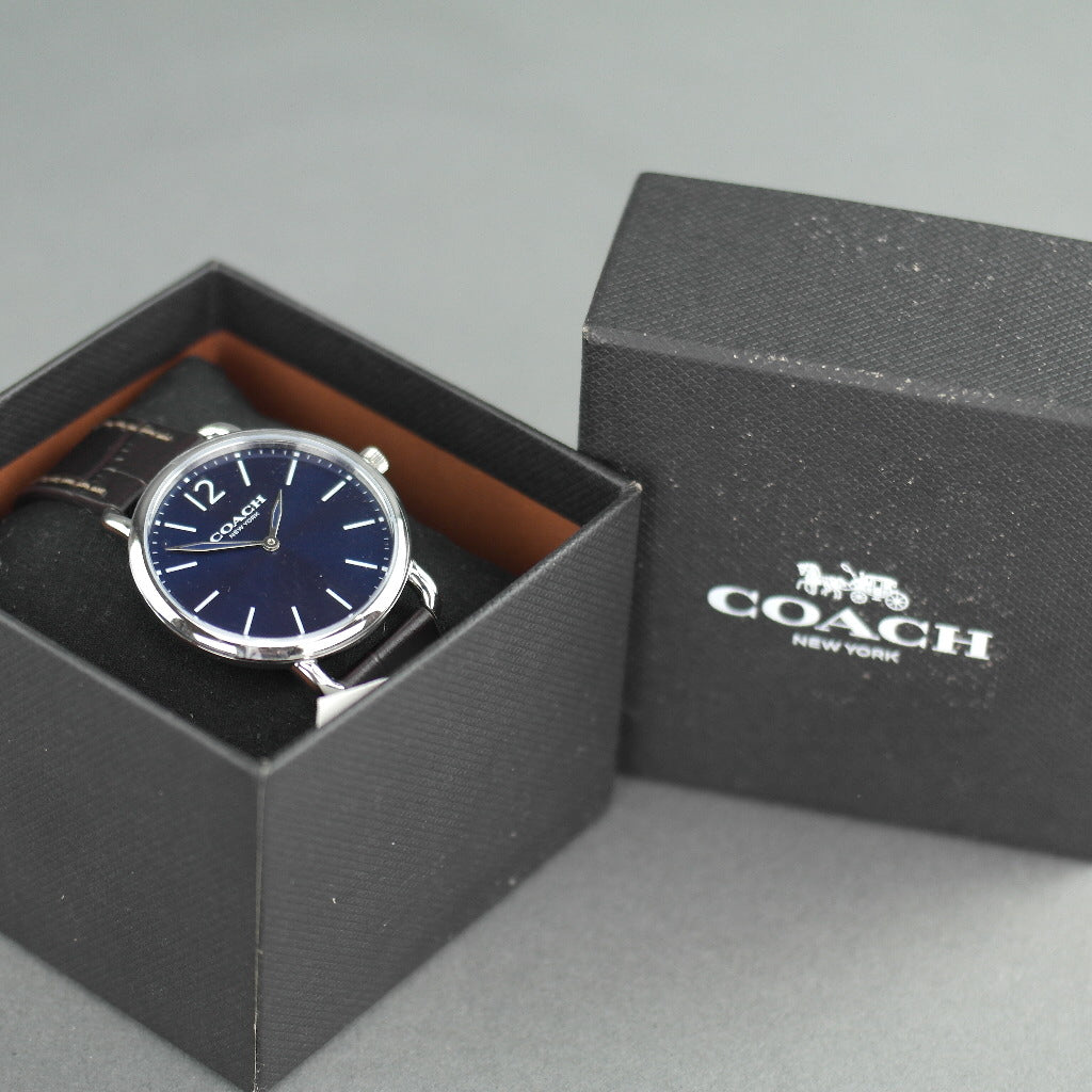 Reloj clásico Coach azul y marrón de la colección Delancey