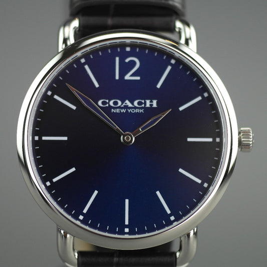 Klassische Coach-Uhr in Blau und Braun aus der Delancey-Kollektion