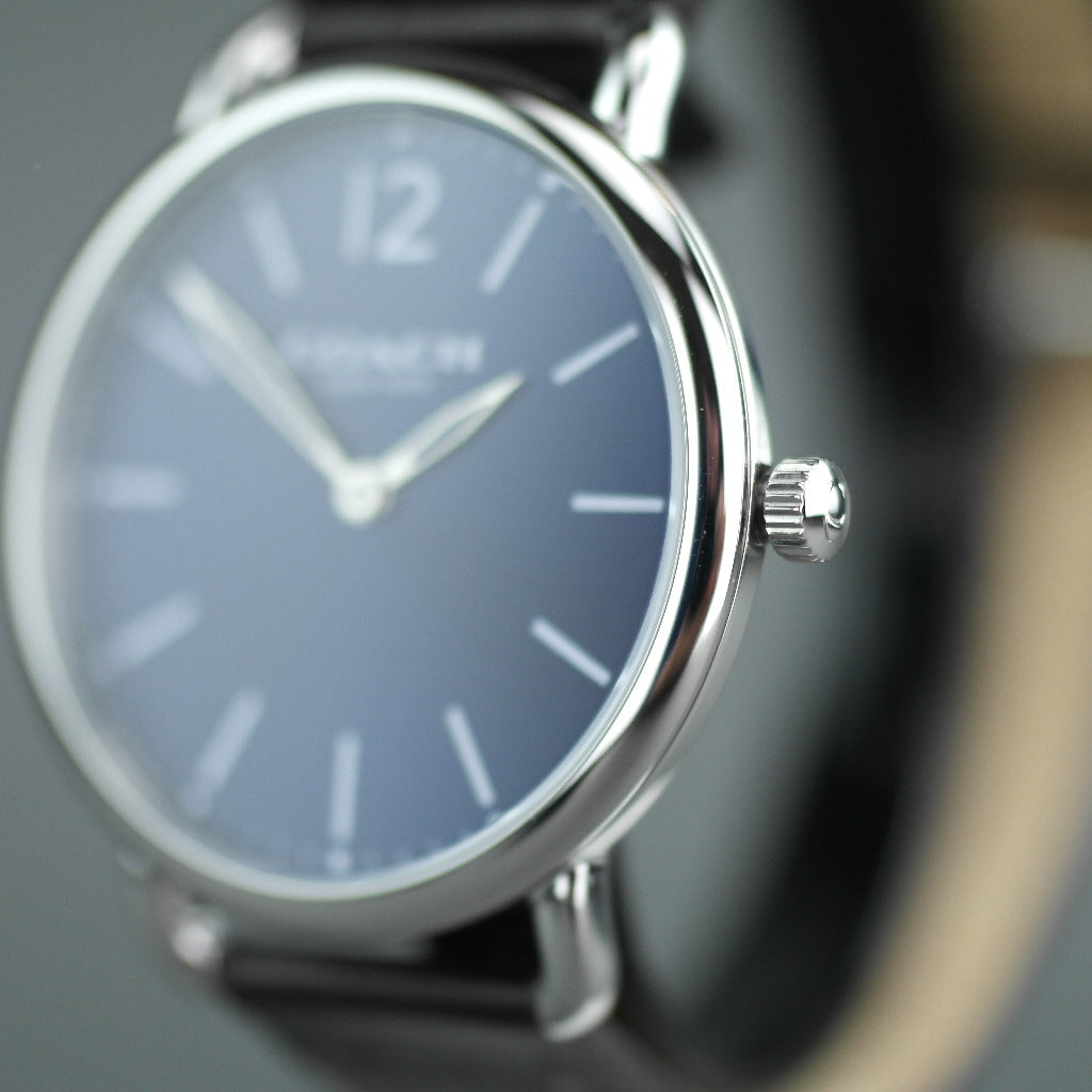 Reloj clásico Coach azul y marrón de la colección Delancey