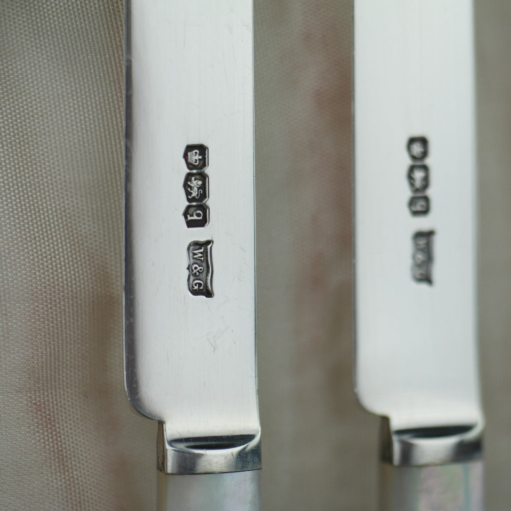 Antiguo juego de doce tenedores y cuchillos cubiertos de plata maciza Sheffield de 1933 con mangos de nácar / MOP