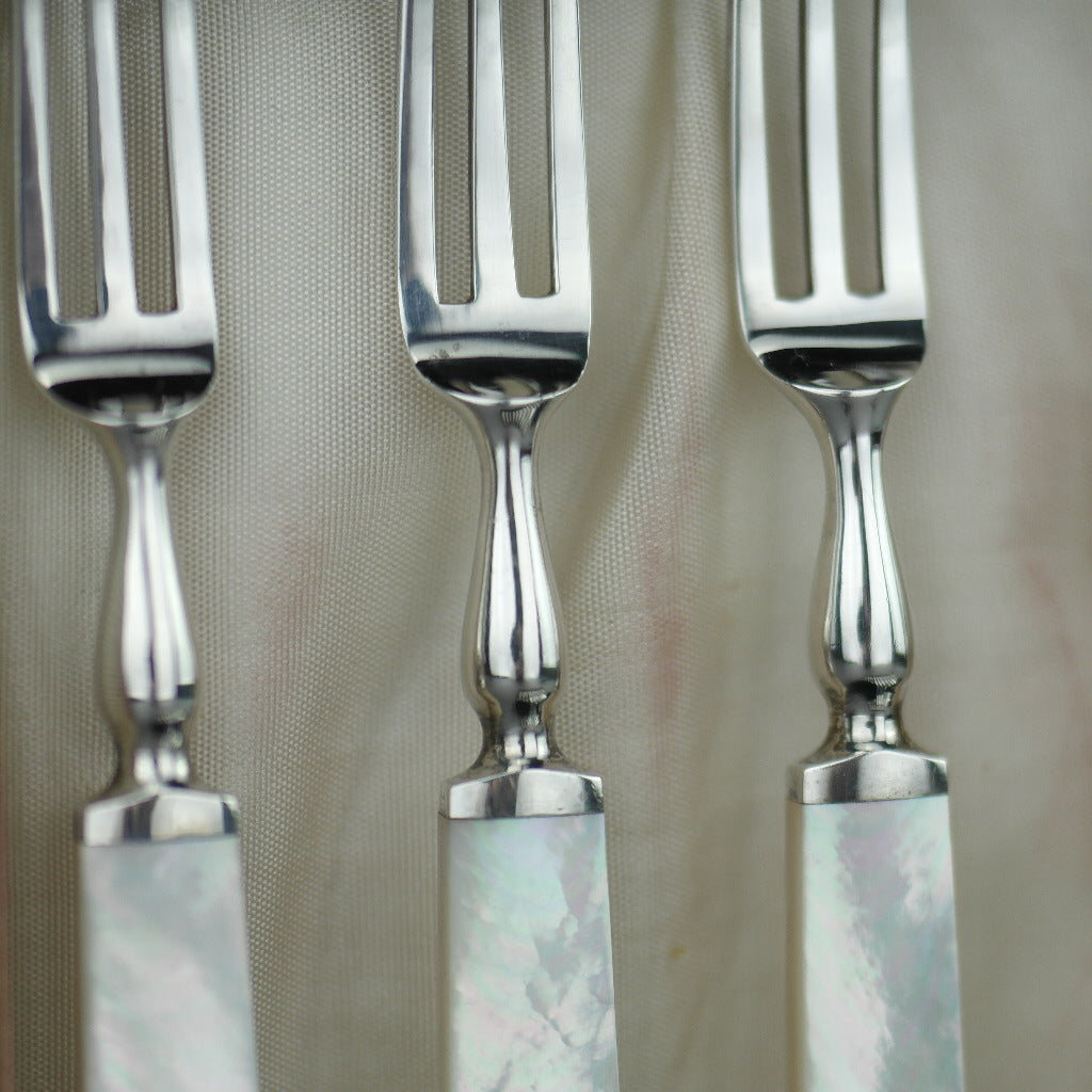 Antiguo juego de doce tenedores y cuchillos cubiertos de plata maciza Sheffield de 1933 con mangos de nácar / MOP