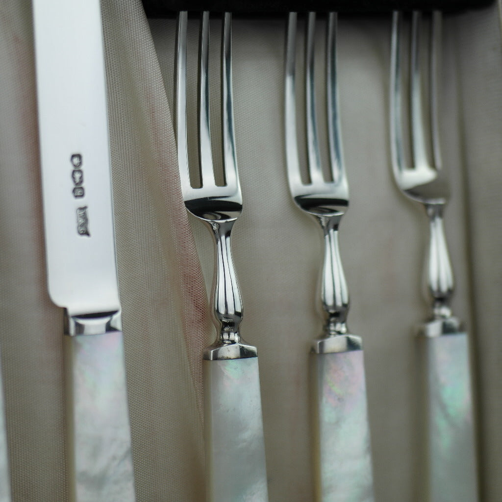 Antiguo juego de doce tenedores y cuchillos cubiertos de plata maciza Sheffield de 1933 con mangos de nácar / MOP