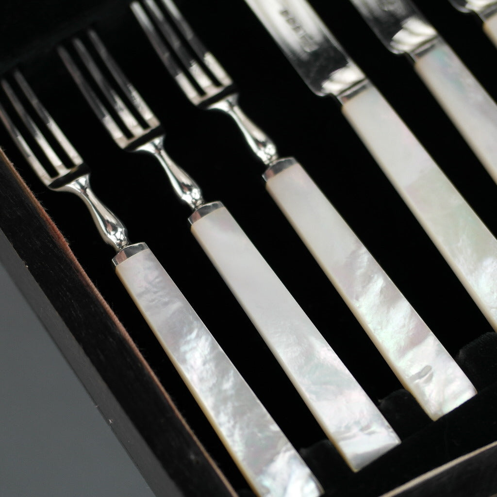 Antiguo juego de doce tenedores y cuchillos cubiertos de plata maciza Sheffield de 1933 con mangos de nácar / MOP