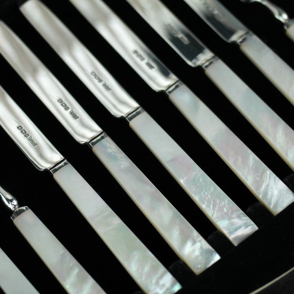 Antiguo juego de doce tenedores y cuchillos cubiertos de plata maciza Sheffield de 1933 con mangos de nácar / MOP