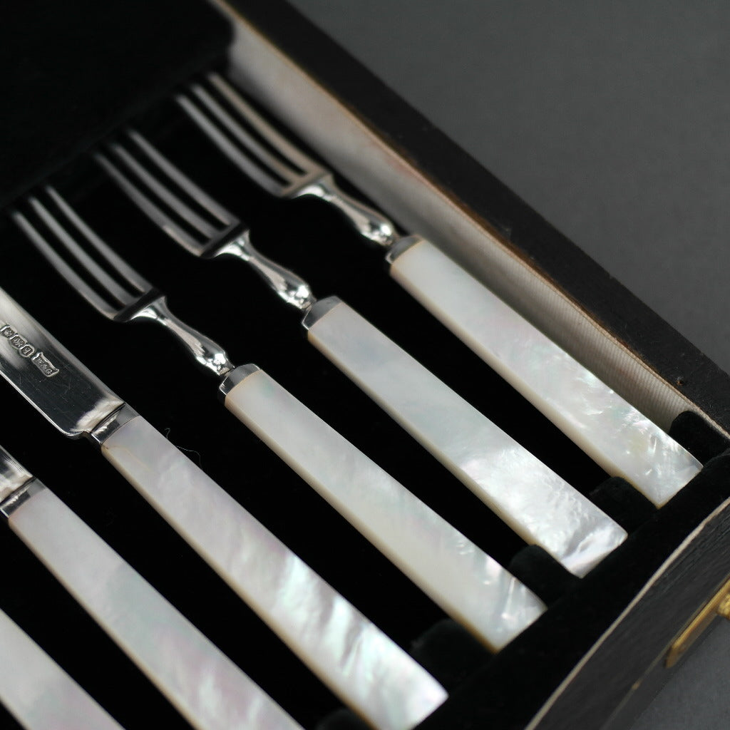 Antiguo juego de doce tenedores y cuchillos cubiertos de plata maciza Sheffield de 1933 con mangos de nácar / MOP
