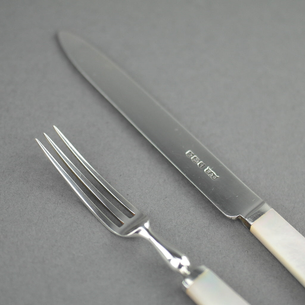 Antiguo juego de doce tenedores y cuchillos cubiertos de plata maciza Sheffield de 1933 con mangos de nácar / MOP