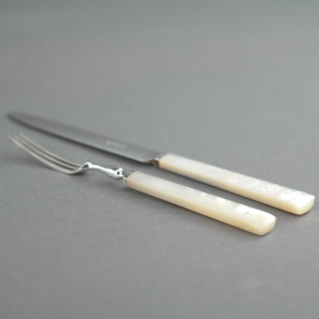 Antiguo juego de doce tenedores y cuchillos cubiertos de plata maciza Sheffield de 1933 con mangos de nácar / MOP