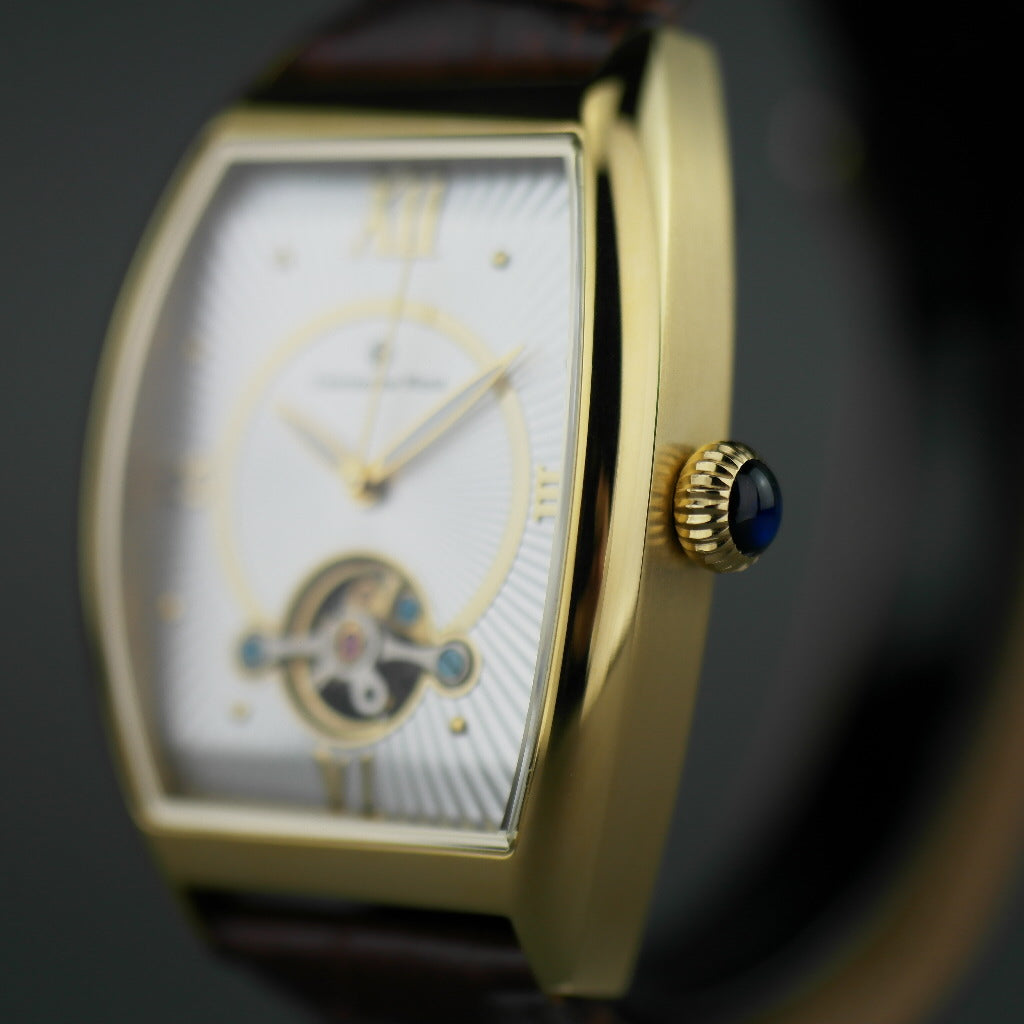 Reloj mecánico Constantin Weisz chapado en oro con correa de piel marrón.