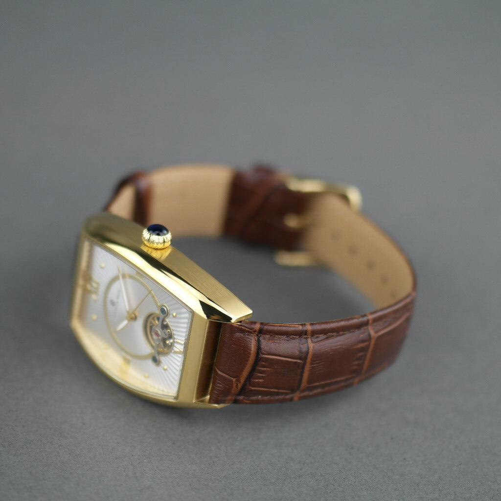 Reloj mecánico Constantin Weisz chapado en oro con correa de piel marrón.