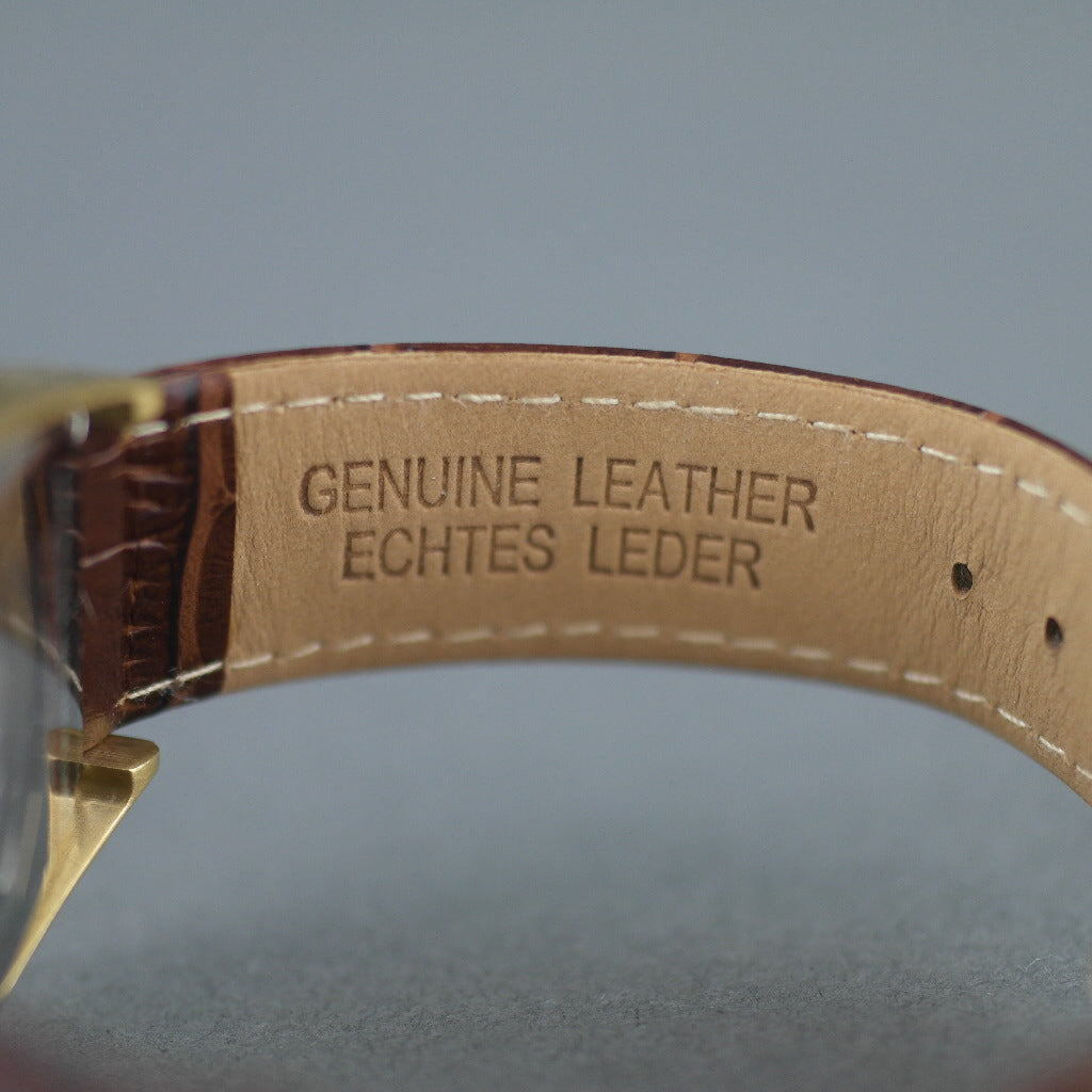 Reloj mecánico Constantin Weisz chapado en oro con correa de piel marrón.