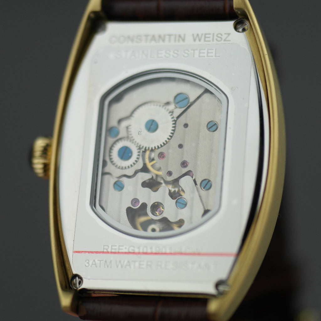 Reloj mecánico Constantin Weisz chapado en oro con correa de piel marrón.