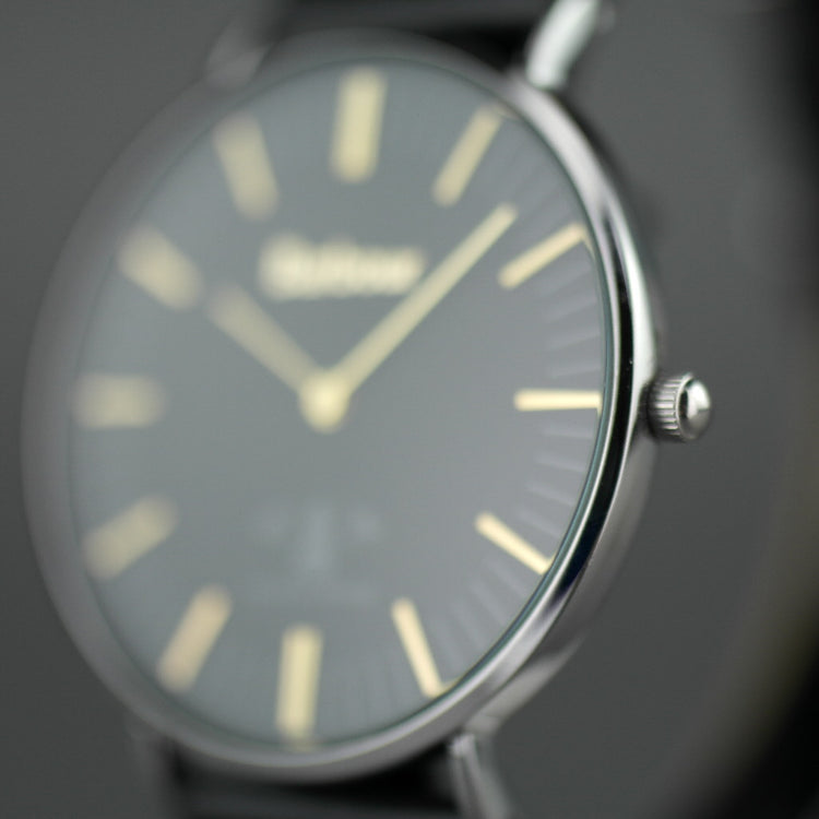 Reloj de pulsera Barbour Hartley con esfera negra y correa de piel.