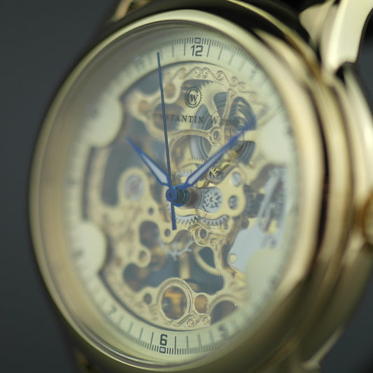 Constantin Weisz Vergoldete mechanische Armbanduhr mit Skelettzifferblatt und Lederarmband
