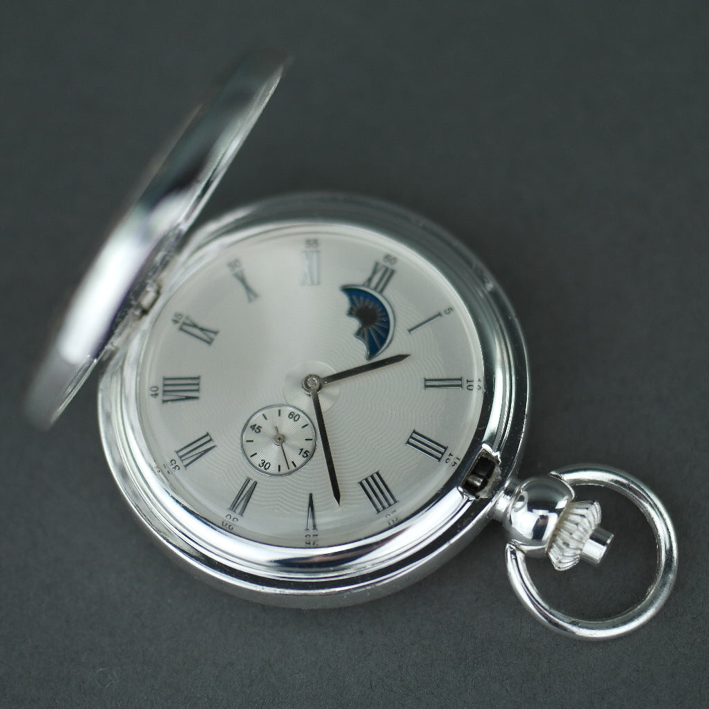 Versilberte Taschenuhr mit römischen Zahlen und Tag- und Nachtanzeige