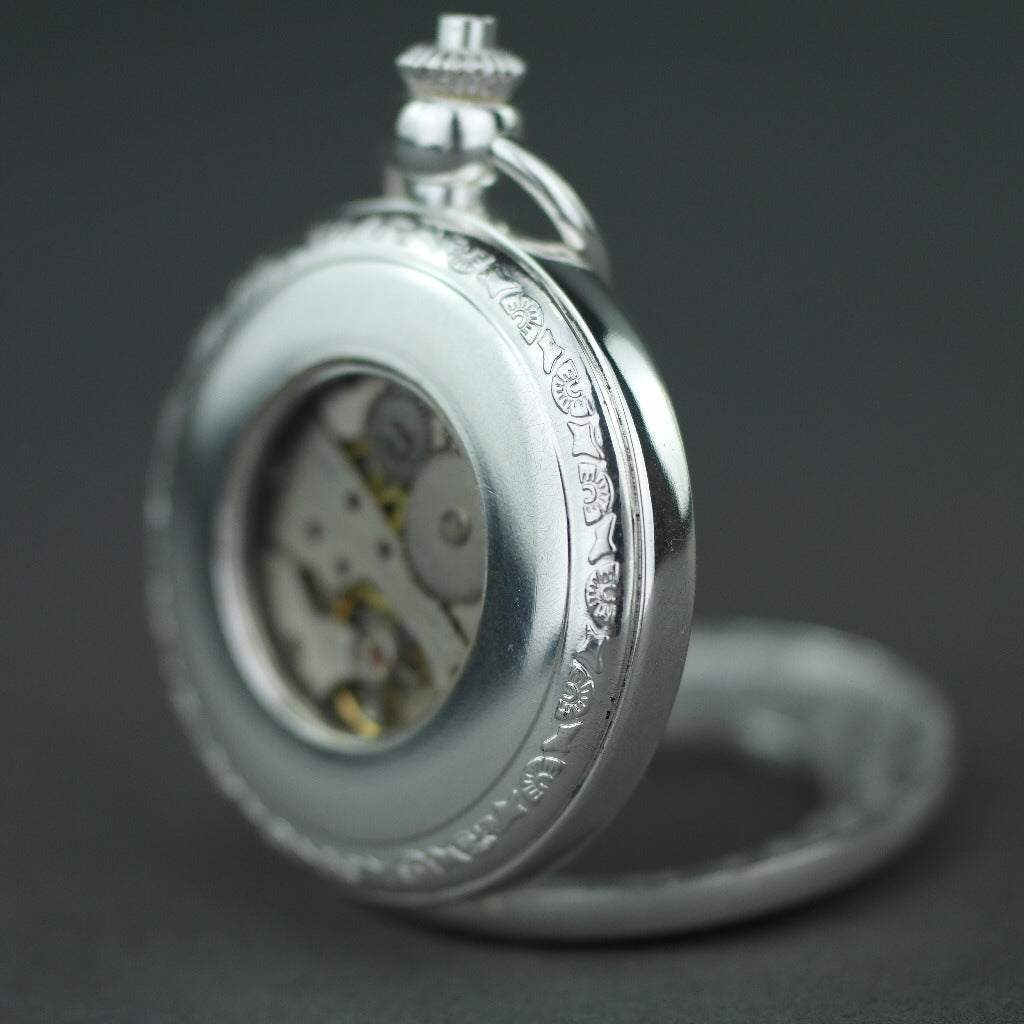 Versilberte Taschenuhr mit römischen Zahlen und Tag- und Nachtanzeige