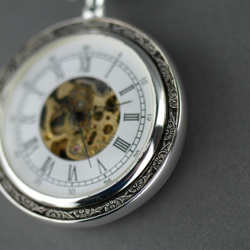 Skelettierte, versilberte Taschenuhr mit römischen Zahlen und Schlangenleder