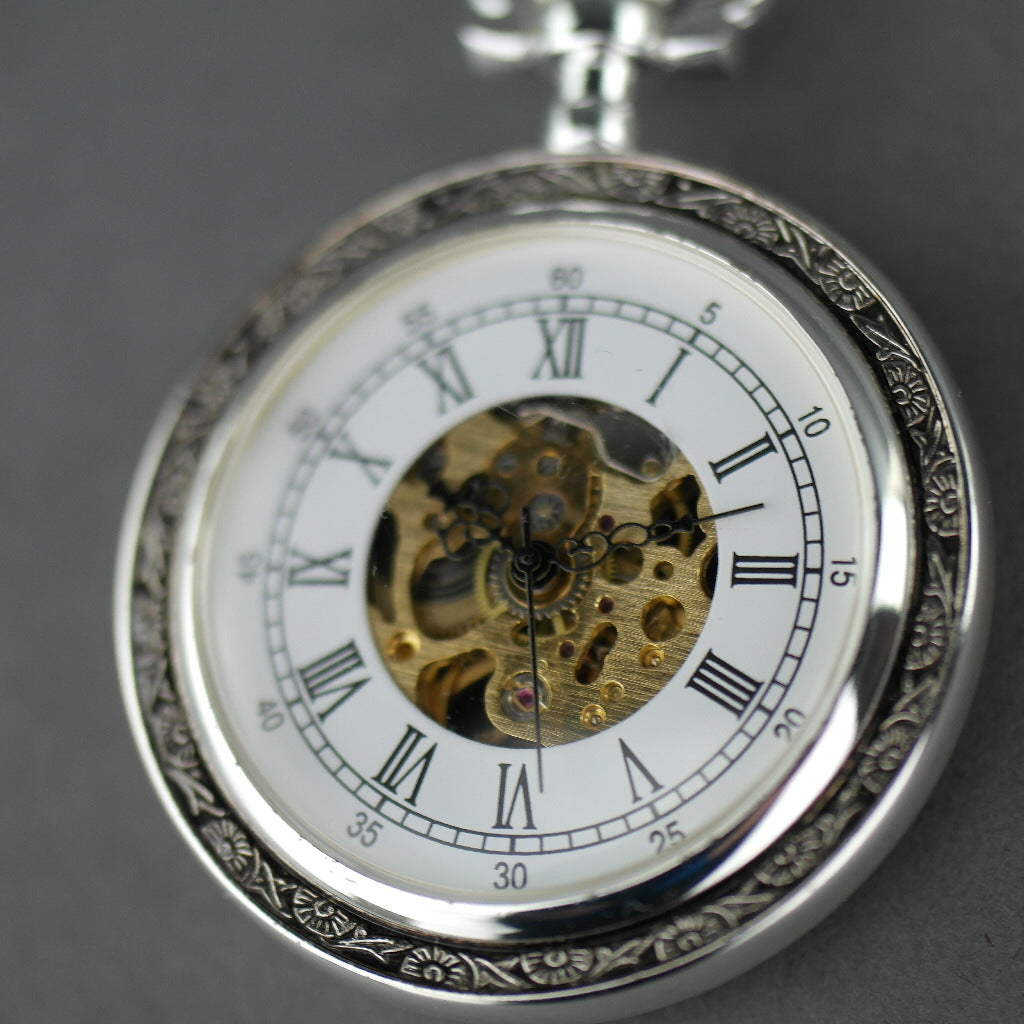 Skelettierte, versilberte Taschenuhr mit römischen Zahlen und Schlangenleder