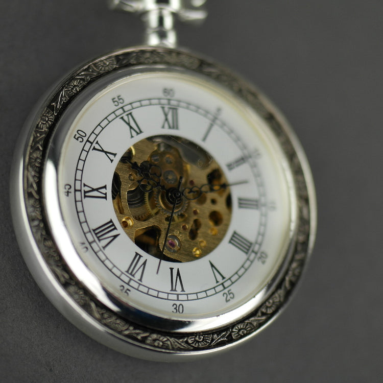 Reloj de bolsillo Skeleton bañado en plata con números romanos y piel de serpiente.
