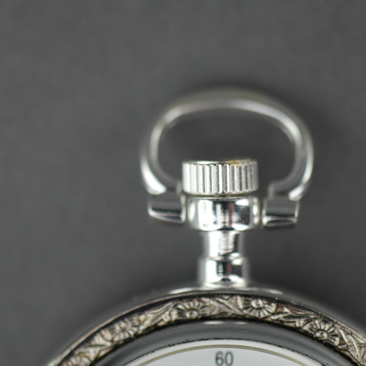 Reloj de bolsillo Skeleton bañado en plata con números romanos y piel de serpiente.