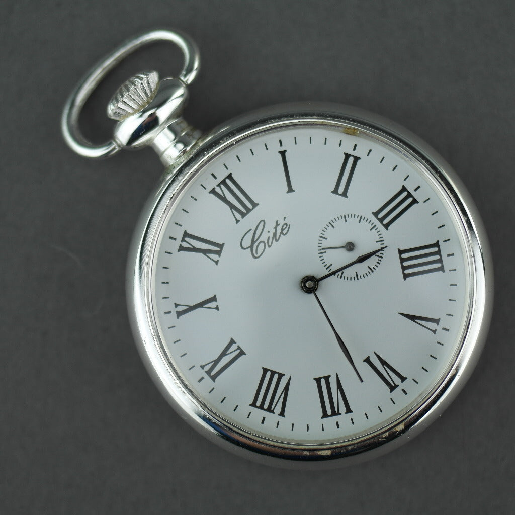 Cite-Taschenuhr mit offenem Zifferblatt, versilbert und römischen Ziffern