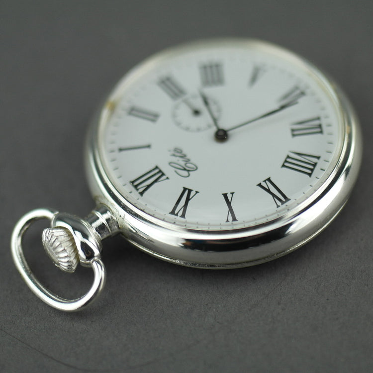 Cite reloj de bolsillo plateado con esfera abierta y números romanos