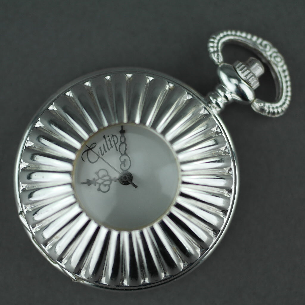 Tulip Half Hunter. Versilberte Taschenuhr mit arabischen Ziffern