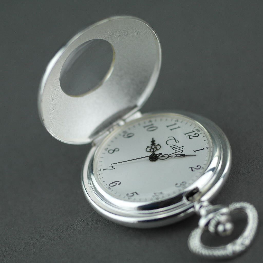 Tulip Half Hunter. Versilberte Taschenuhr mit arabischen Ziffern