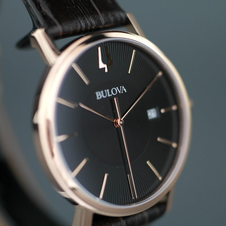 Reloj Bulova de Cuarzo bañado en oro con esfera negra con fecha y correa de piel 