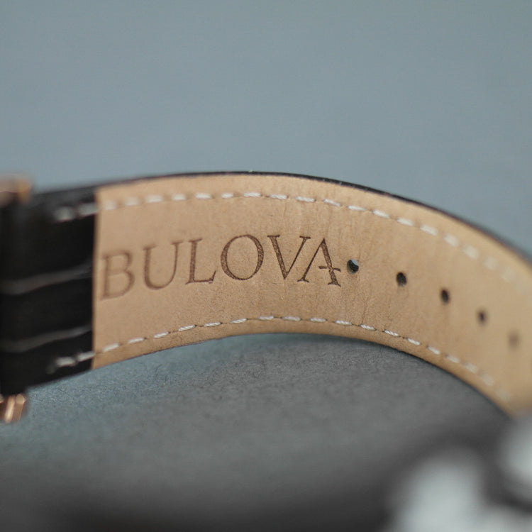 Bulova vergoldete Quarzuhr mit schwarzem Zifferblatt mit Datum und Lederarmband 