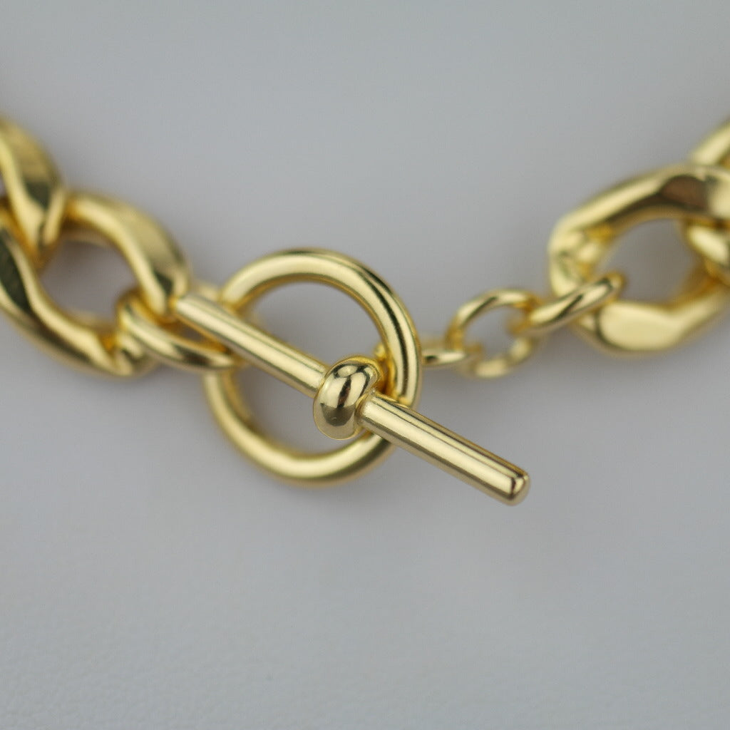 Dyadema Collar de cadena curvada con barra en T de plata de ley chapada en oro de 18 quilates hecho en Italia