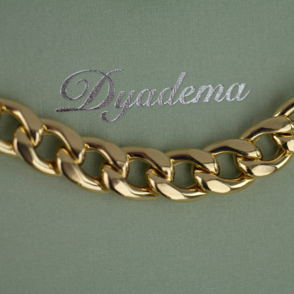Dyadema Collar de cadena curvada con barra en T de plata de ley chapada en oro de 18 quilates hecho en Italia