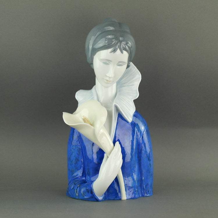 LLADRO Limited Edition Eine Frau mit blauen Augen und einer Porzellanfigur aus der Calla Lilly Collection