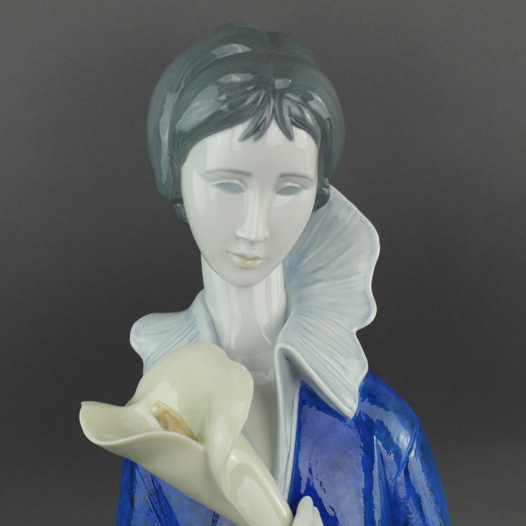 LLADRO Edición Limitada Una mujer de ojos azules y figura de Porcelana Colección Calla Lilly