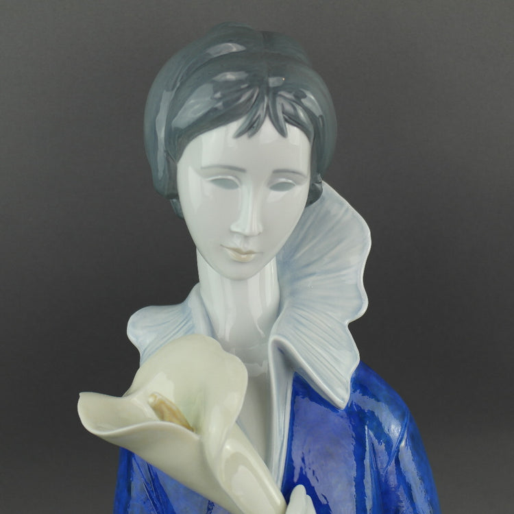 LLADRO Limited Edition Eine Frau mit blauen Augen und einer Porzellanfigur aus der Calla Lilly Collection