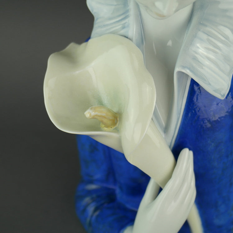 LLADRO Limited Edition Eine Frau mit blauen Augen und einer Porzellanfigur aus der Calla Lilly Collection