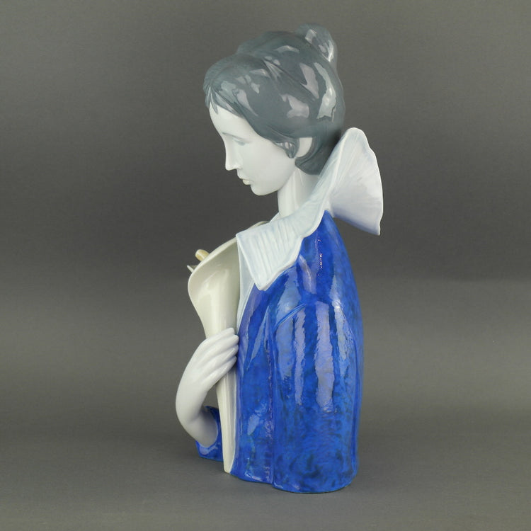 LLADRO Limited Edition Eine Frau mit blauen Augen und einer Porzellanfigur aus der Calla Lilly Collection