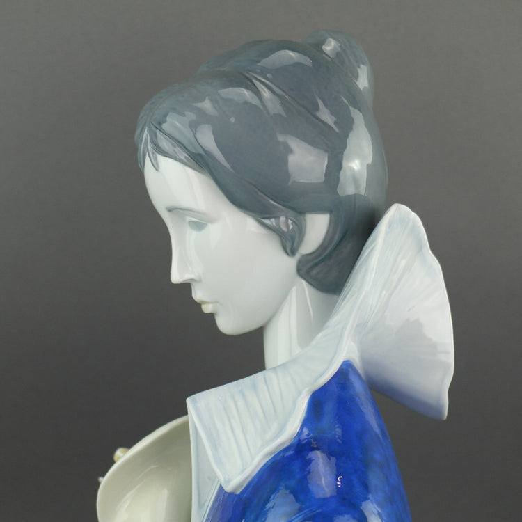 LLADRO Edición Limitada Una mujer de ojos azules y figura de Porcelana Colección Calla Lilly