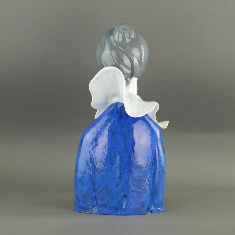 LLADRO Edición Limitada Una mujer de ojos azules y figura de Porcelana Colección Calla Lilly