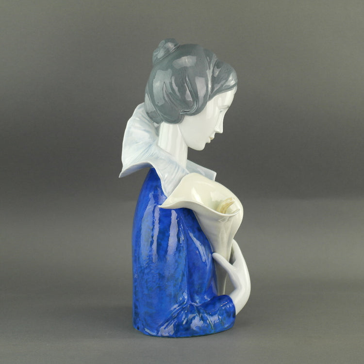 LLADRO Limited Edition Eine Frau mit blauen Augen und einer Porzellanfigur aus der Calla Lilly Collection