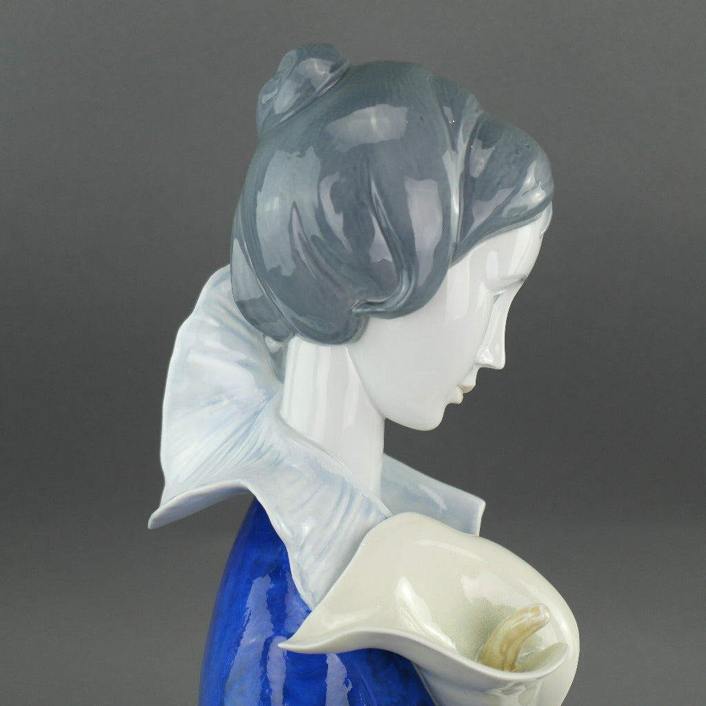 LLADRO Limited Edition A woman with blue eyes and Calla Lilly Collection Porcelain figure