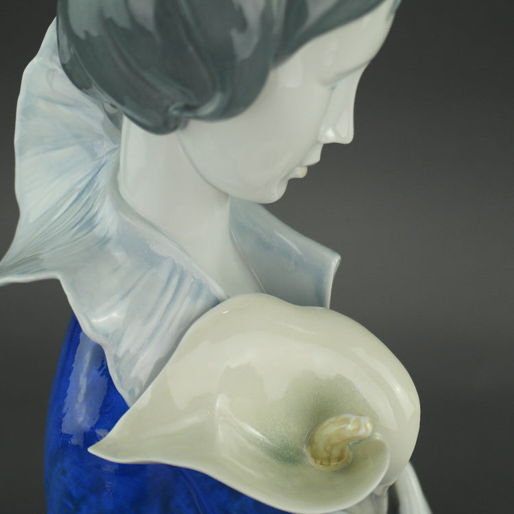 LLADRO Limited Edition Eine Frau mit blauen Augen und einer Porzellanfigur aus der Calla Lilly Collection