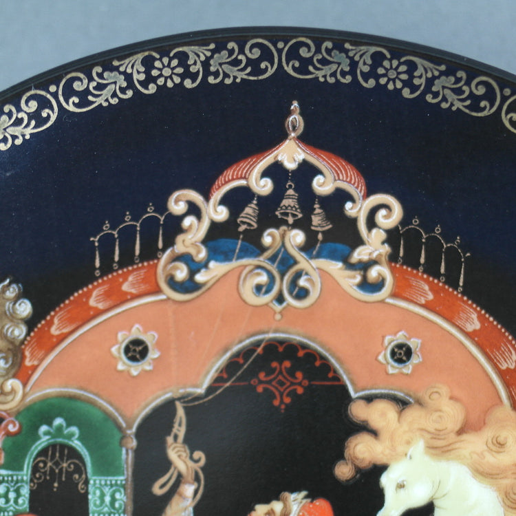 Das goldene Zaumzeug, russischer Märchen-Porzellanteller von Palekh Marsters aus Russland, Wanddekoration
