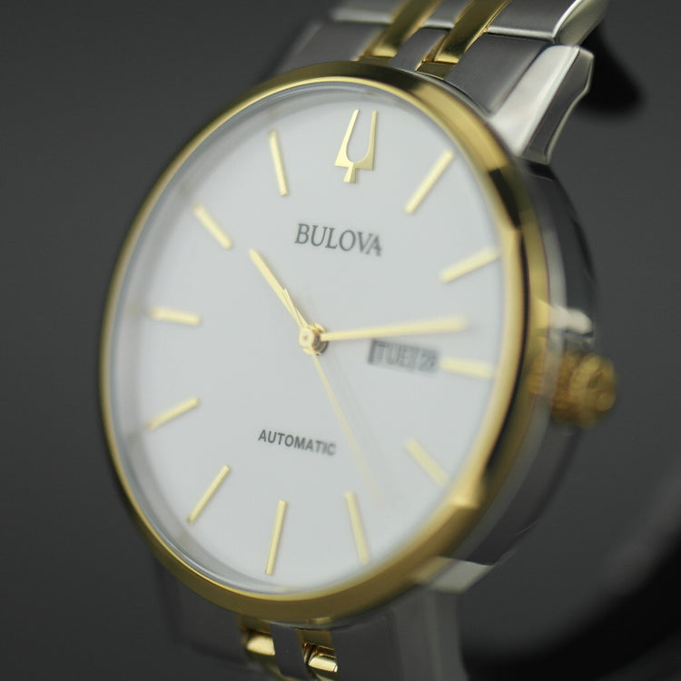 Reloj automático Bulova para hombre con esfera blanca y fecha bilingüe con pulsera de acero inoxidable y elementos chapados en oro