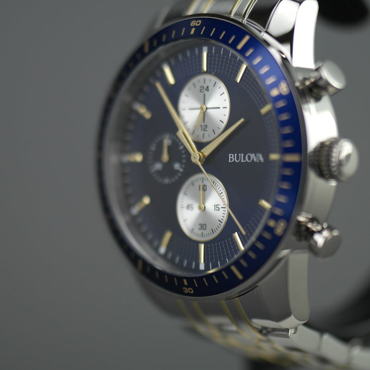 Reloj de pulsera deportivo Bulova para hombre con pulsera de acero inoxidable, elementos chapados en oro y esfera azul