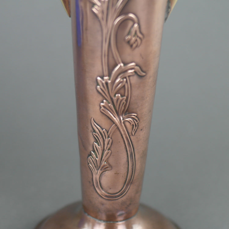 Jarrón de latón y cobre adornado con flores Art Nouveau.