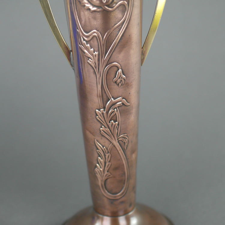 Jarrón de latón y cobre adornado con flores Art Nouveau.