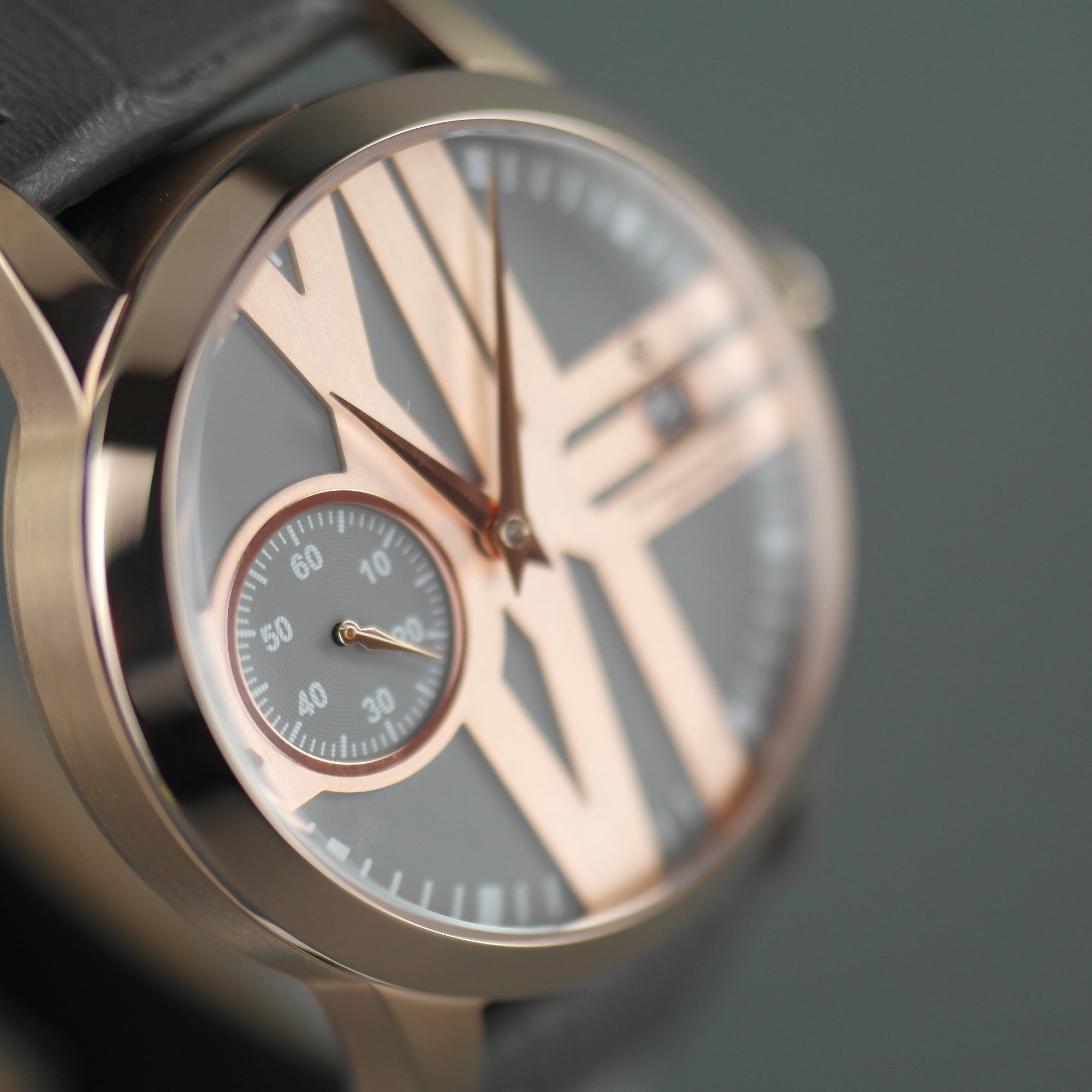 Constantin Weisz vergoldete Automatik-Armbanduhr mit 30 Steinen und grauem Armband