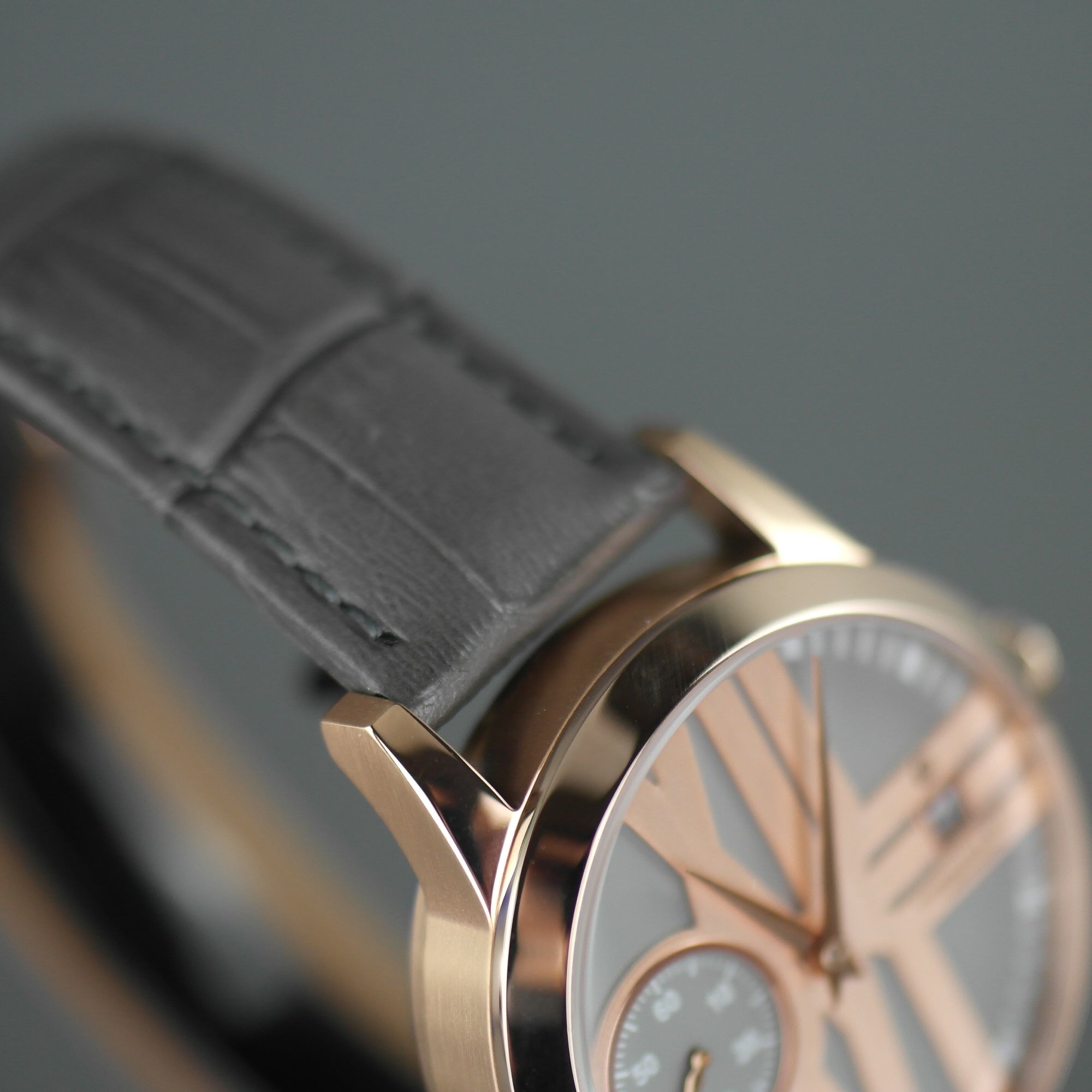 Constantin Weisz vergoldete Automatik-Armbanduhr mit 30 Steinen und grauem Armband