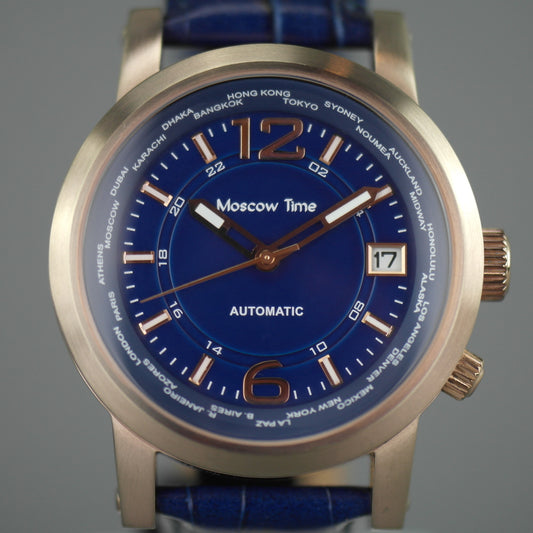 Moskauer Zeit, eine automatische Armbanduhr mit Weltzeituhr und blauem Zifferblatt