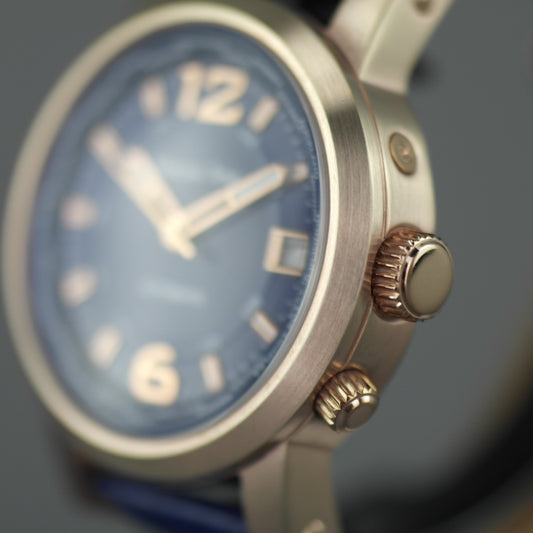 Moskauer Zeit, eine automatische Armbanduhr mit Weltzeituhr und blauem Zifferblatt
